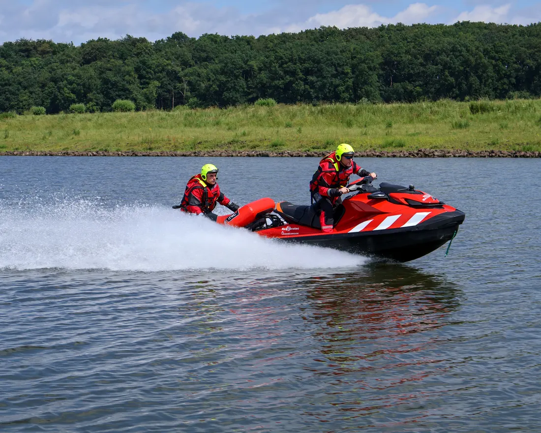 Rescue Watercraft met rescue sled