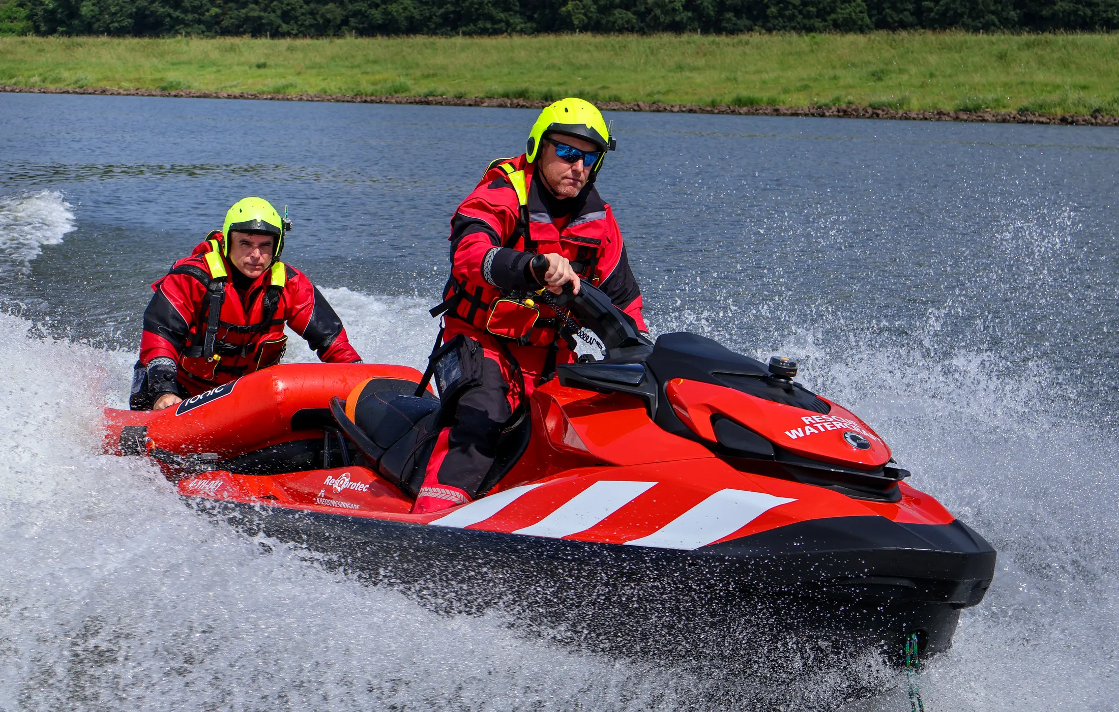 Reddingswaterscooter met Rescue Raft tijdens een oefening